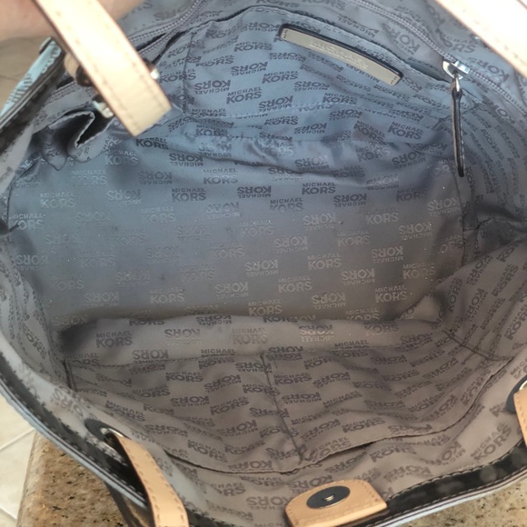 COPY - Michael Kors Purse - Metallic Signature Design - Picture 8 of 10